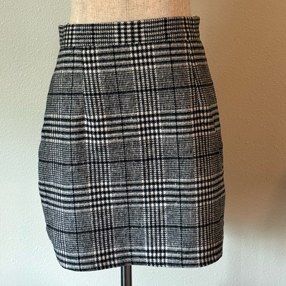 Classic Black and White Plaid Skirt